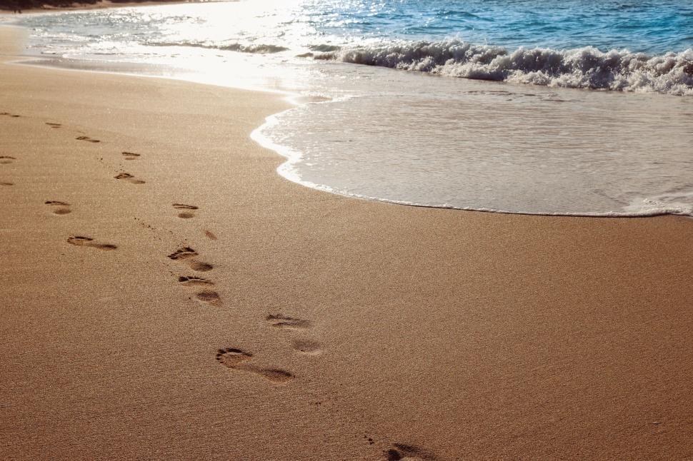 Free Image of Footprints on beach sand  