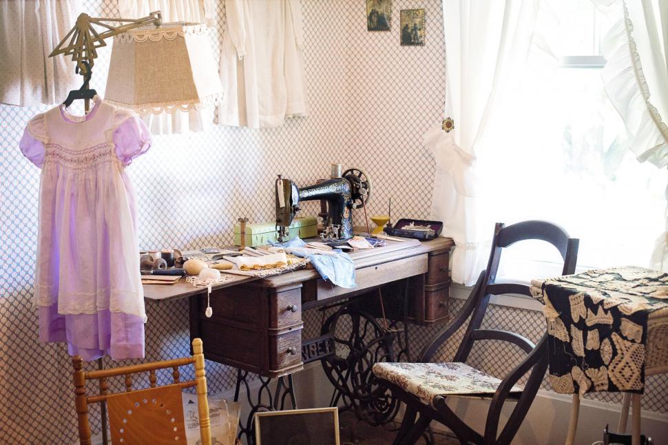 Free Image of Vintage sewing machine in room  