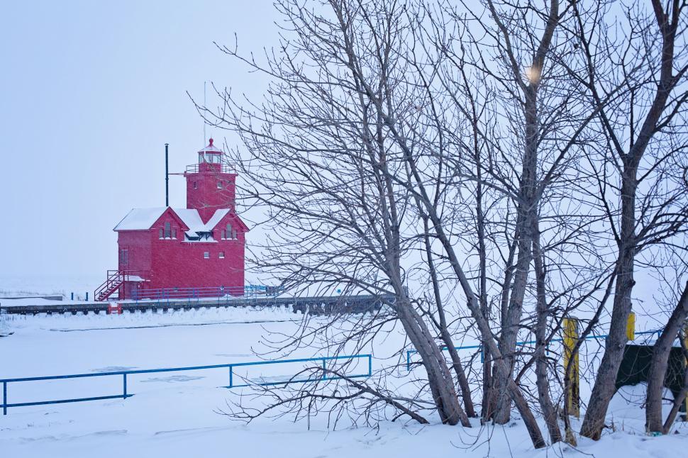 Free Image of Holland Harbor Lighthouse in winter  