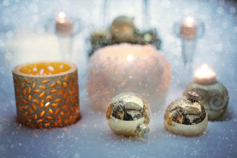 Free Image of Christmas balls and snow 