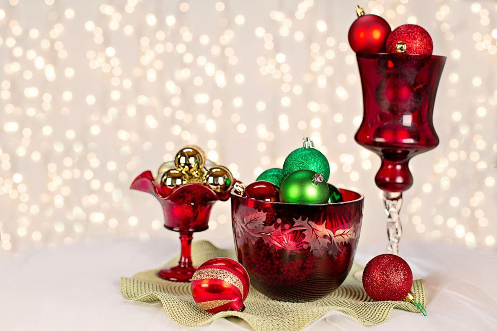 Free Image of Christmas Ornaments With Bokeh Lights  