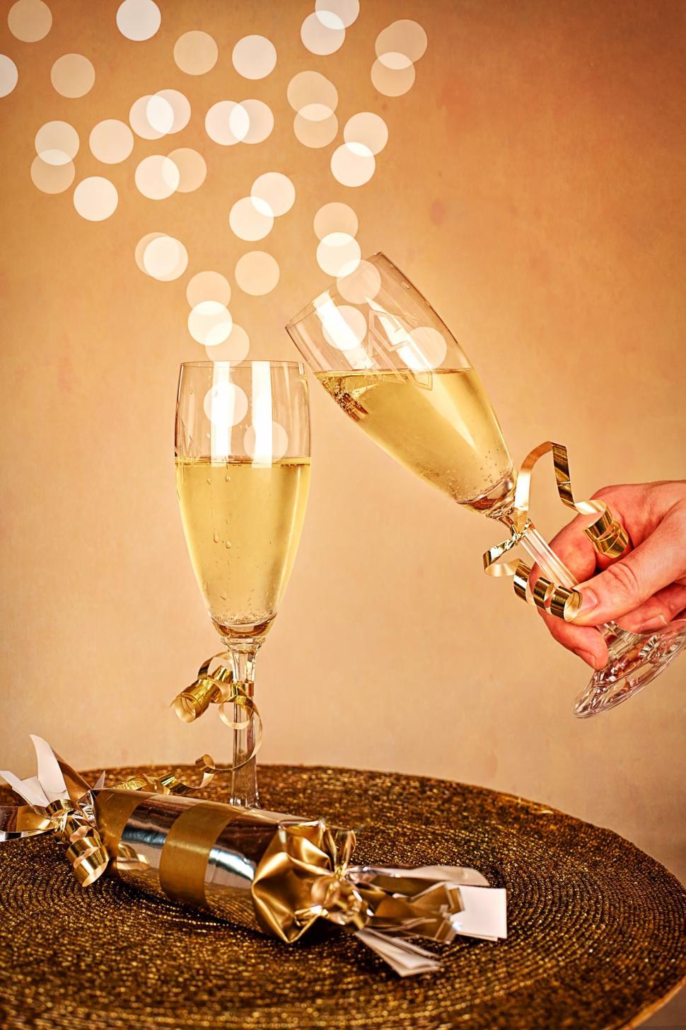 Free Image of Champagne glasses with bokeh lights  