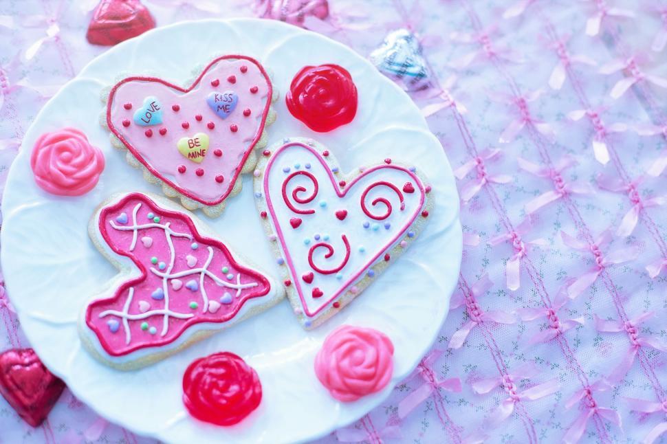 Free Image of Valentine cookies 
