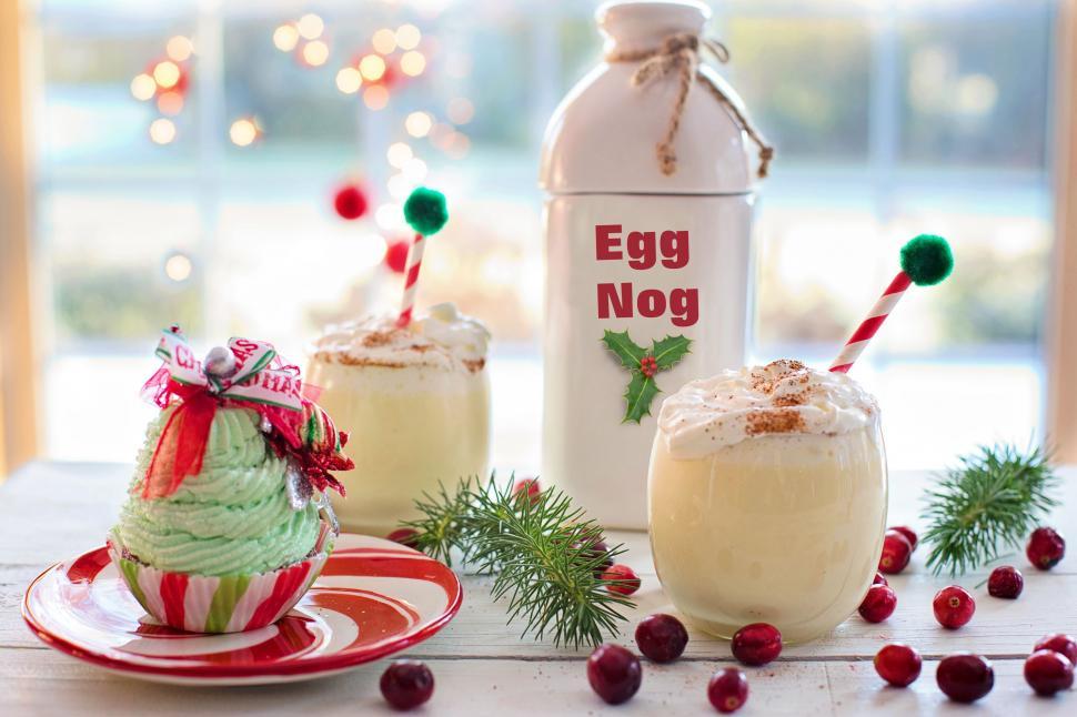 Free Image of Eggnog Bottle with green cream cupcake 