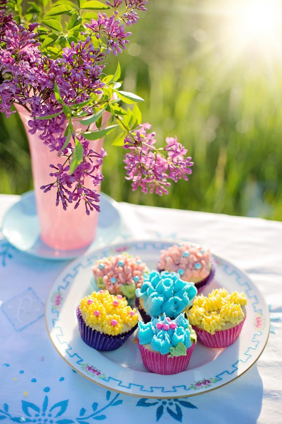 Free Image of Cupcakes and flowers 