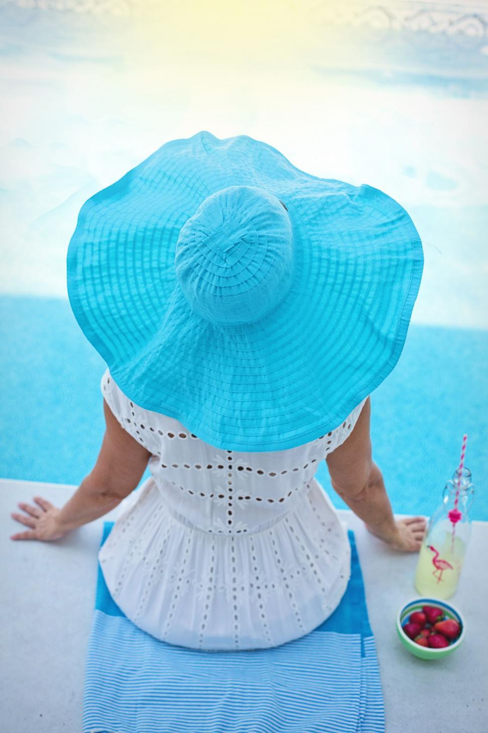 Free Image of Back View of Women in beach hat at poolside 