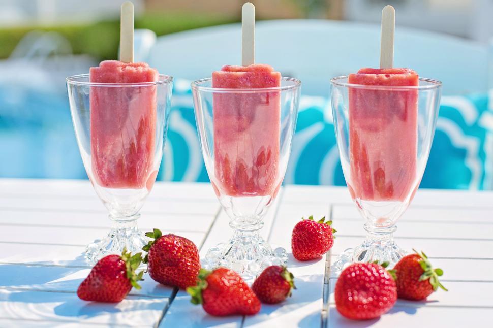 Free Image of Strawberry popsicles 