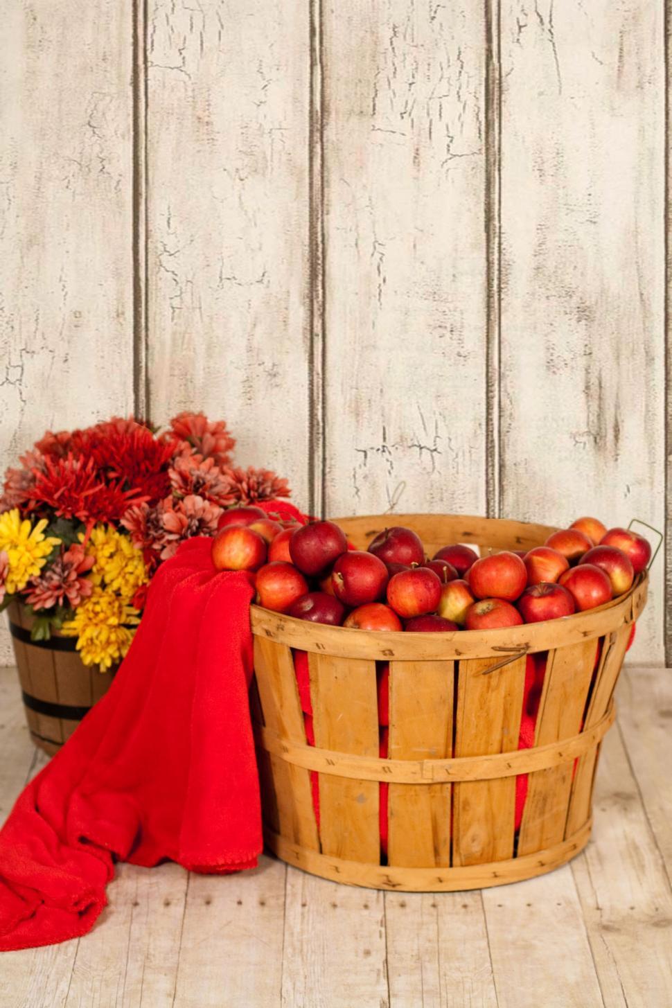 Free Image of Apples in Basket  