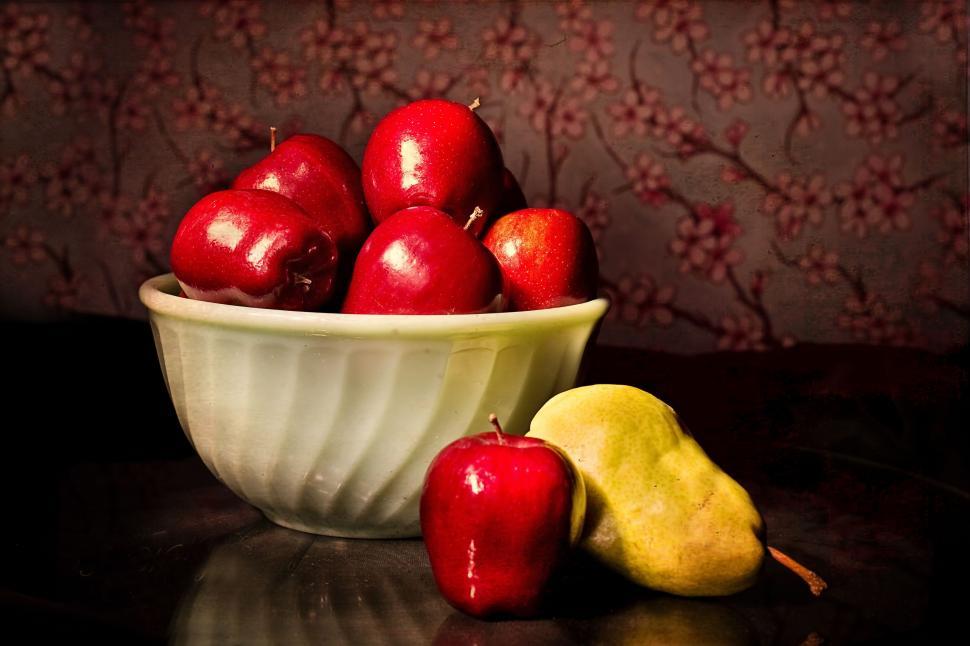 Free Image of Apples and Pear 