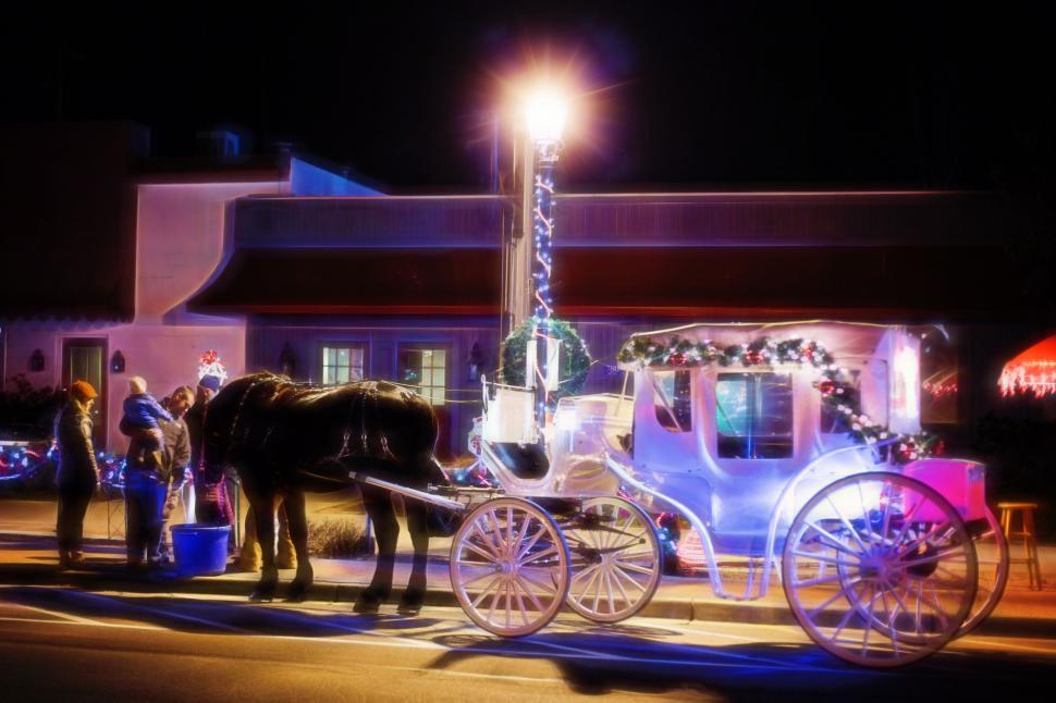 Free Image of Christmas horse carriage and people 