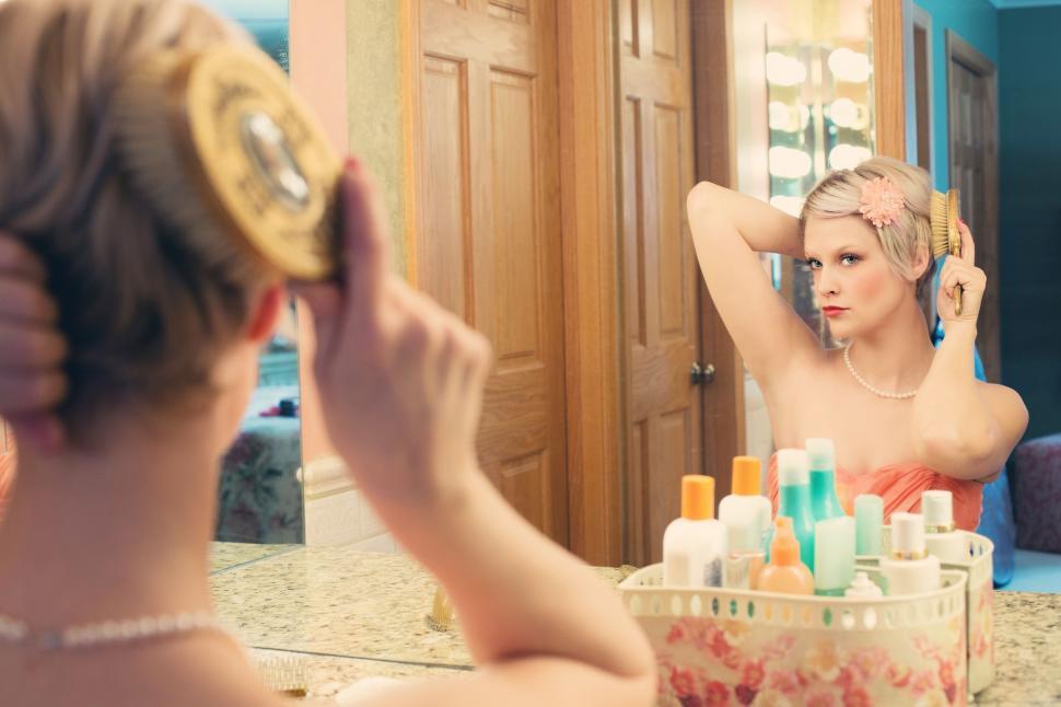 Free Image of Woman doing her makeup with mirror 