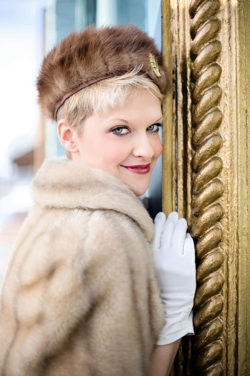 Free Image of Stylish Woman in brown fur hat - looking over shoulder 