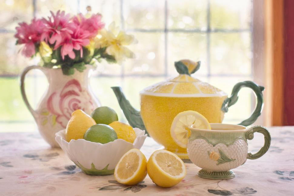 Free Image of Lemon Tea and Flower vase  