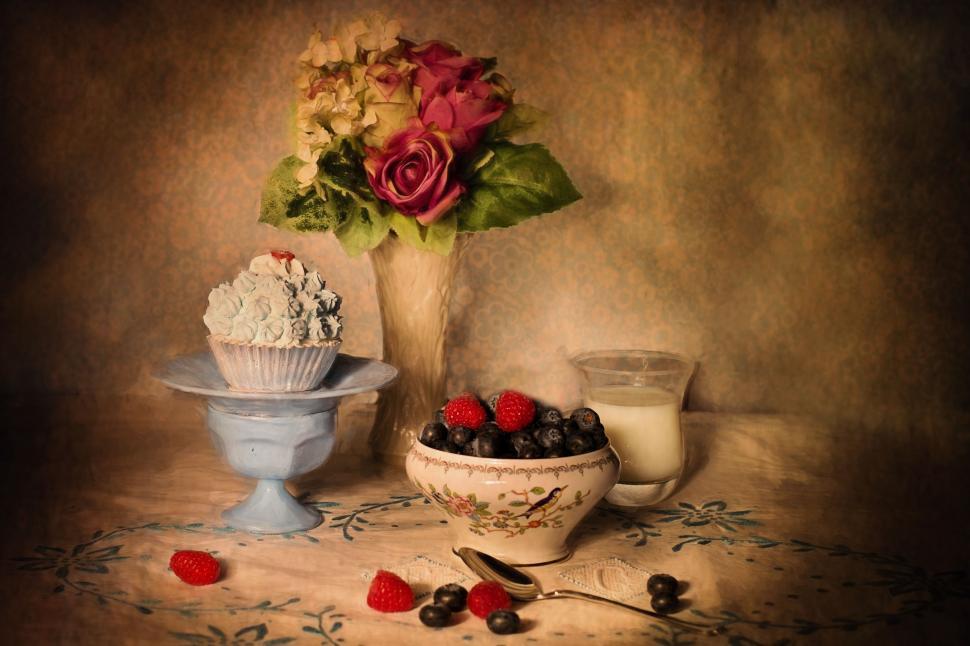 Free Image of Bowl of Blueberries and Cupcake  