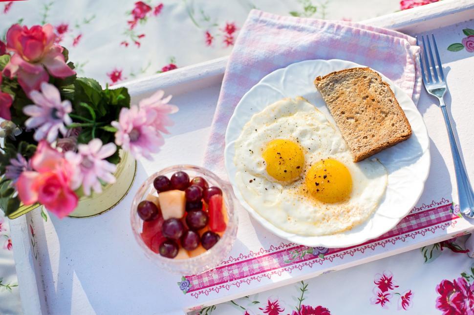 Free Image of Fried eggs and flowers - breakfast  
