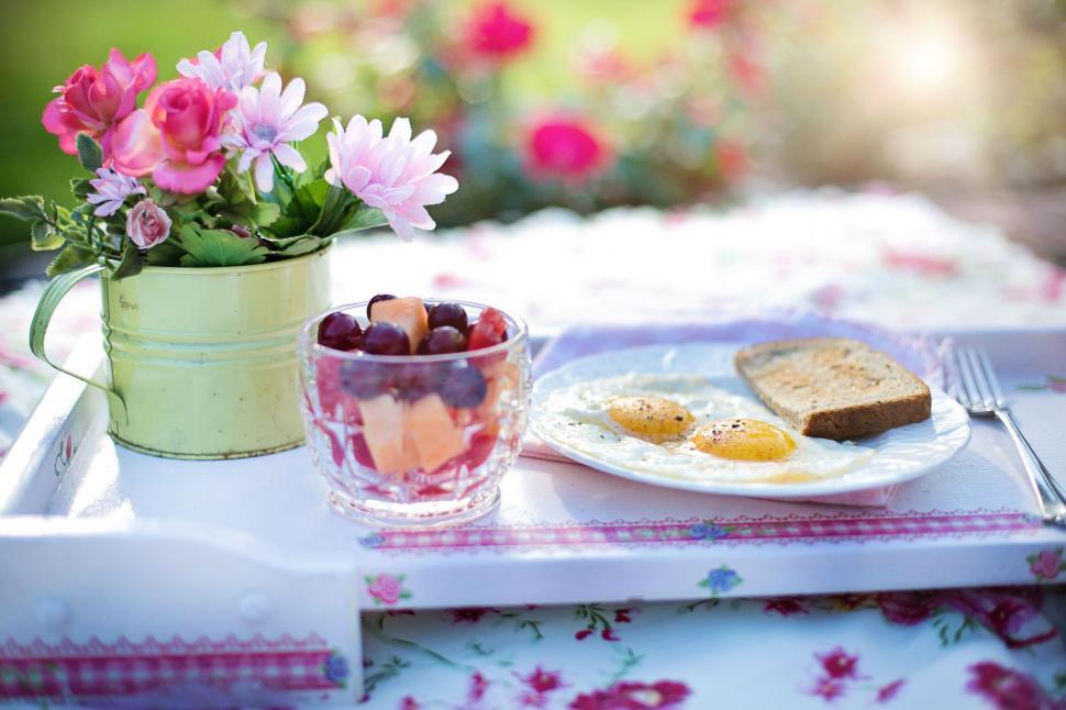 Free Image of Bowl of sliced fruits and fried egg - breakfast 