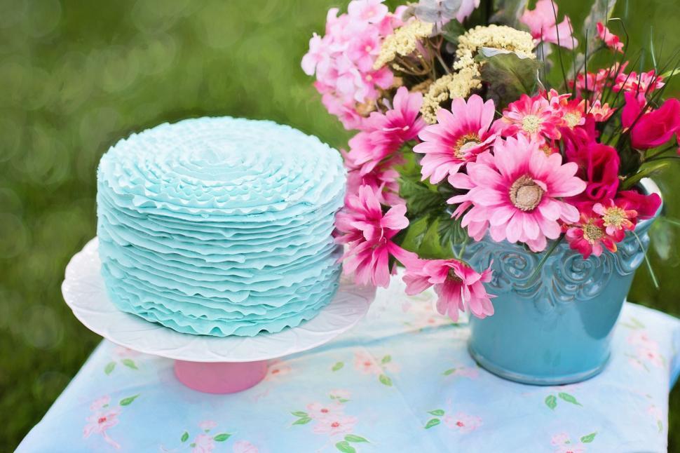 Free Image of Cake and Flowers in Garden 