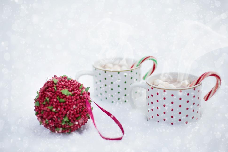 Free Image of Coffee cups and Xmas ball in snow 