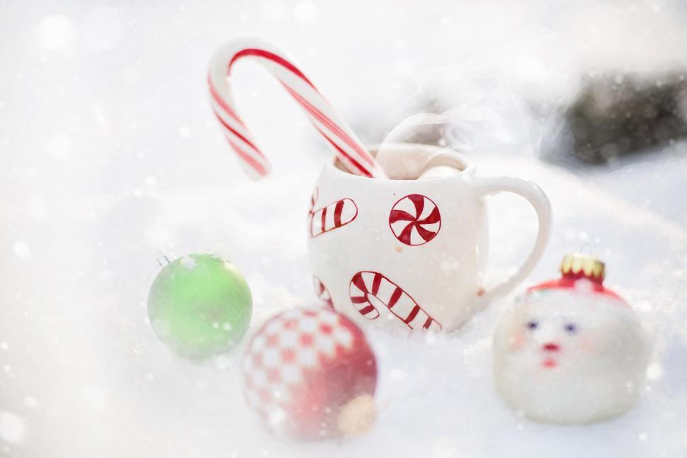 Free Image of Coffee cup and Xmas balls in snow 