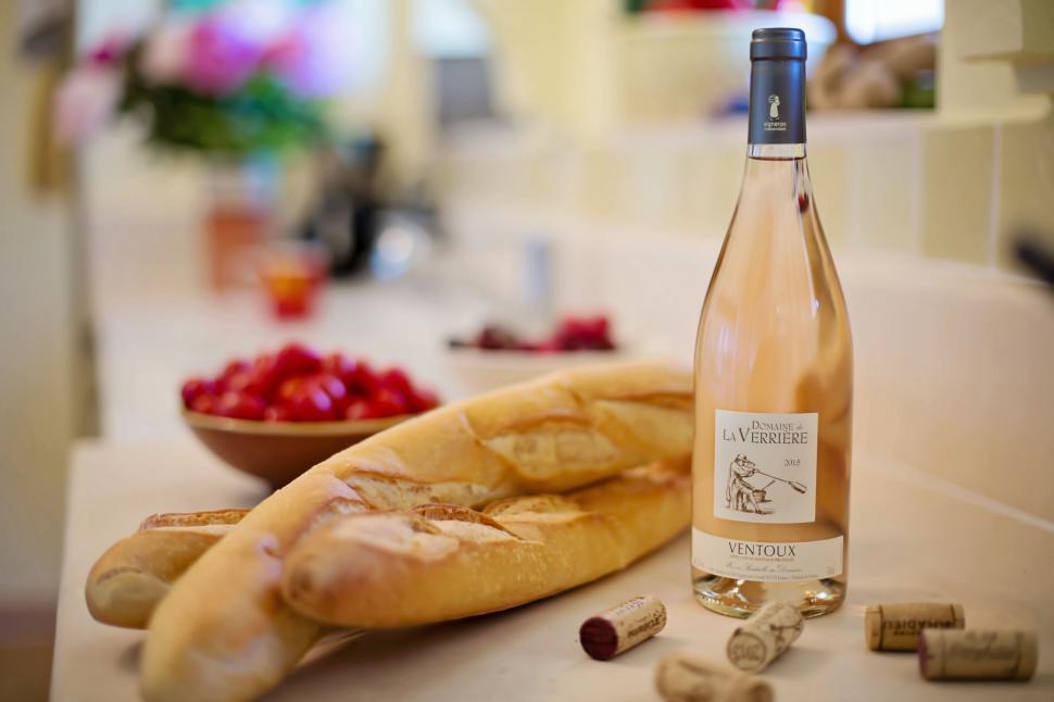 Free Image of Baguette and wine 
