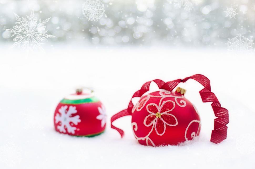 Free Image of Christmas balls in snow 