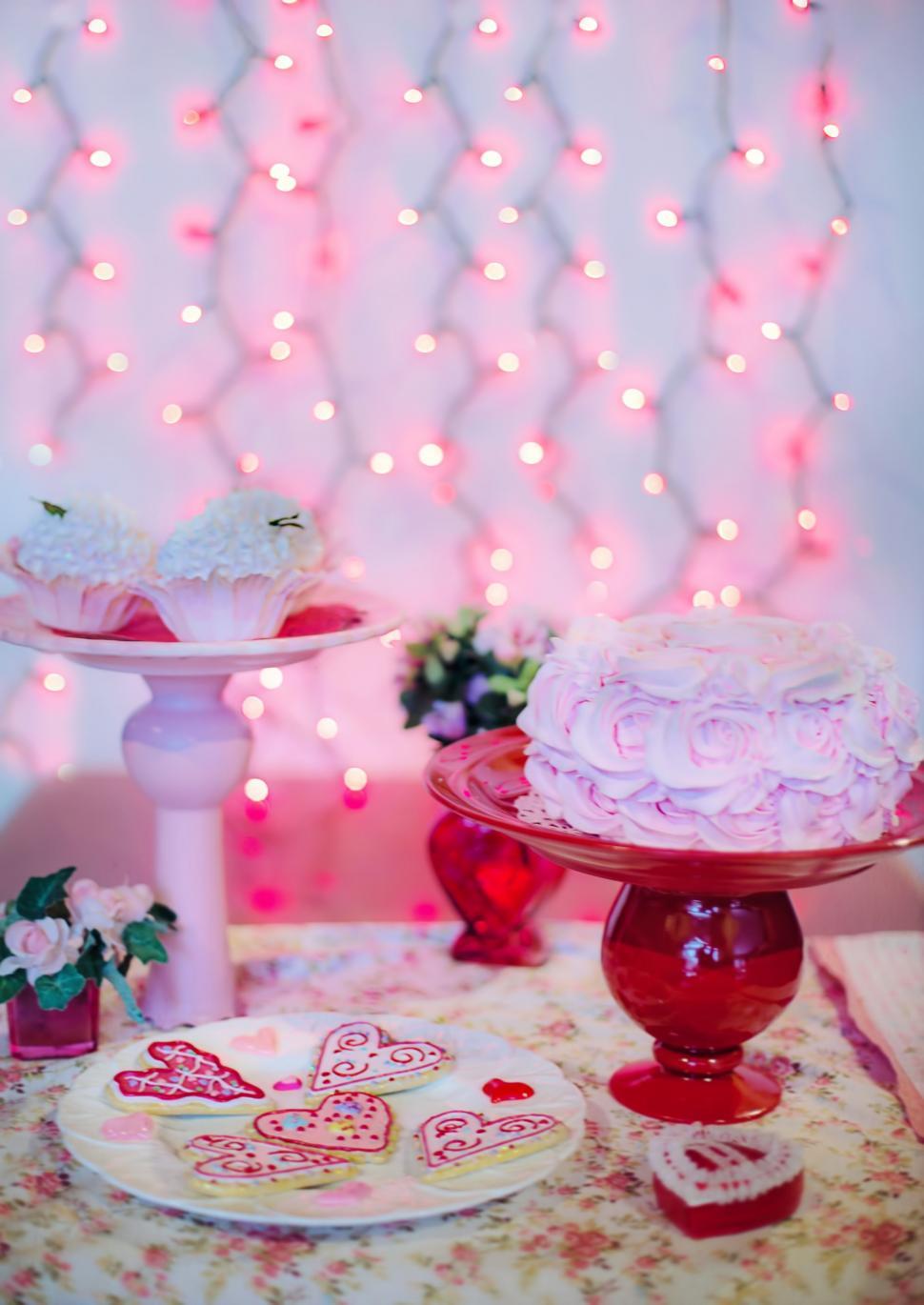 Free Image of Valentine cookies and pink bokeh lights 