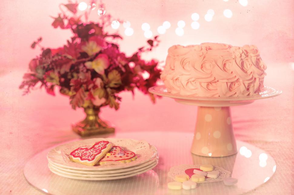Free Image of Pink Cake and flowers with pink bokeh lights 