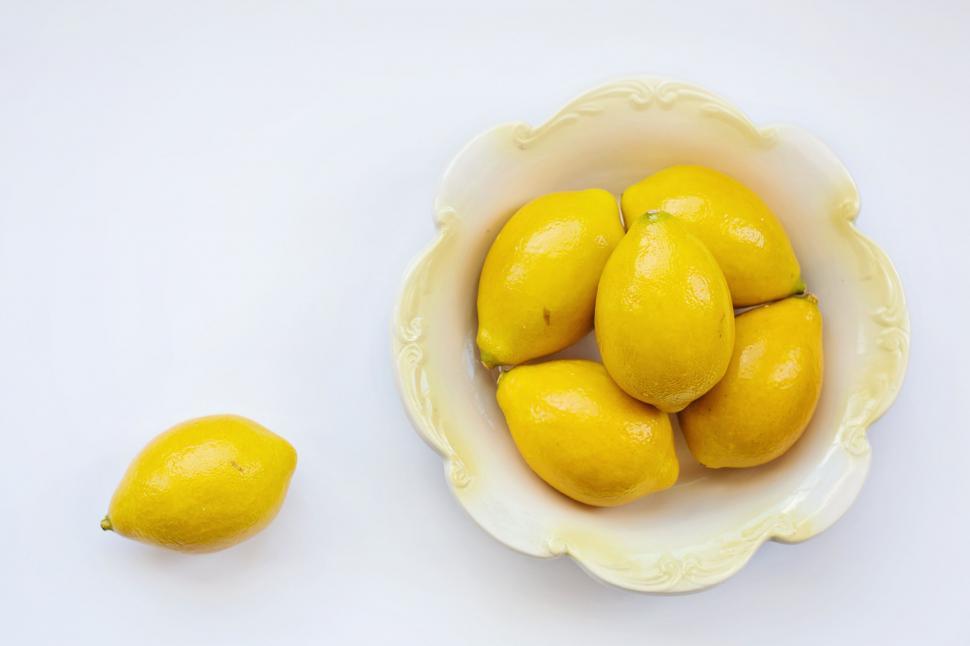 Free Image of Yellow Lemons on table 
