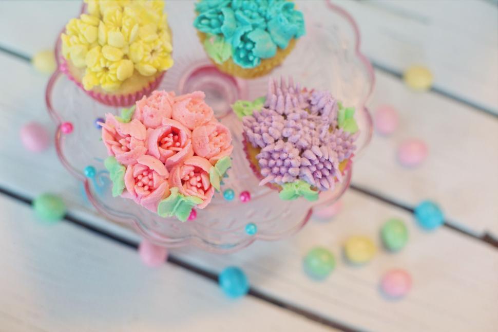 Free Image of Easter cupcakes 