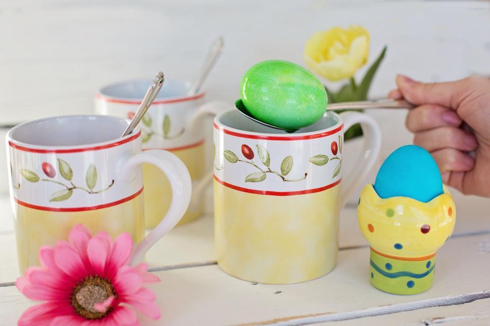 Free Image of Easter eggs coloring with coffee mugs 