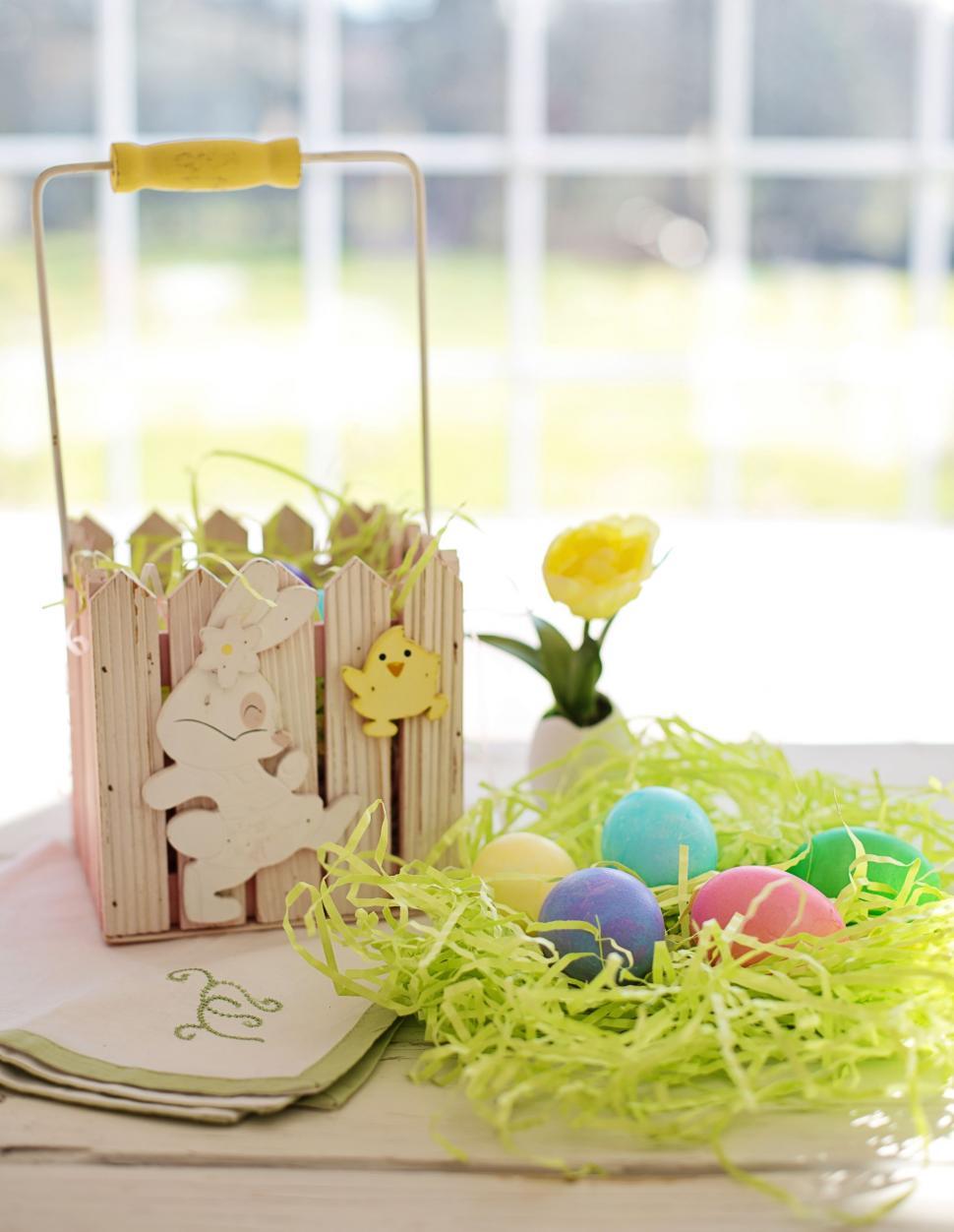 Free Image of Easter Eggs and Yellow Flower 