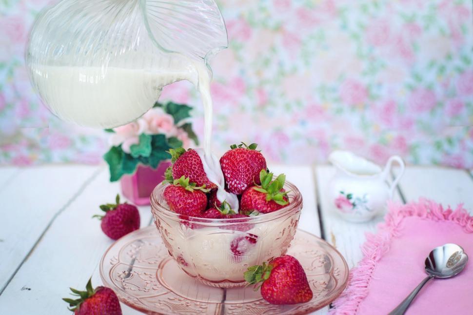 Free Image of Strawberries and Cream  