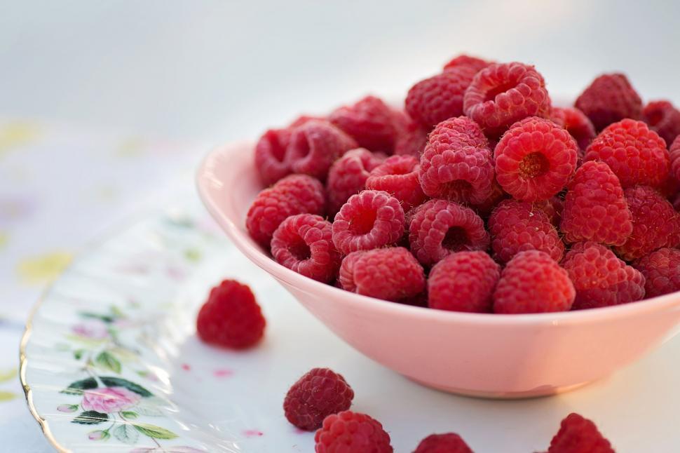 Free Image of Bowl of Raspberries 