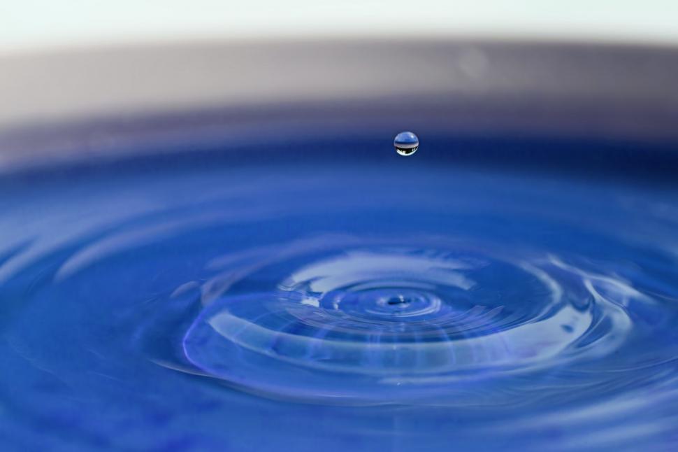 Free Image of Blue water drop 