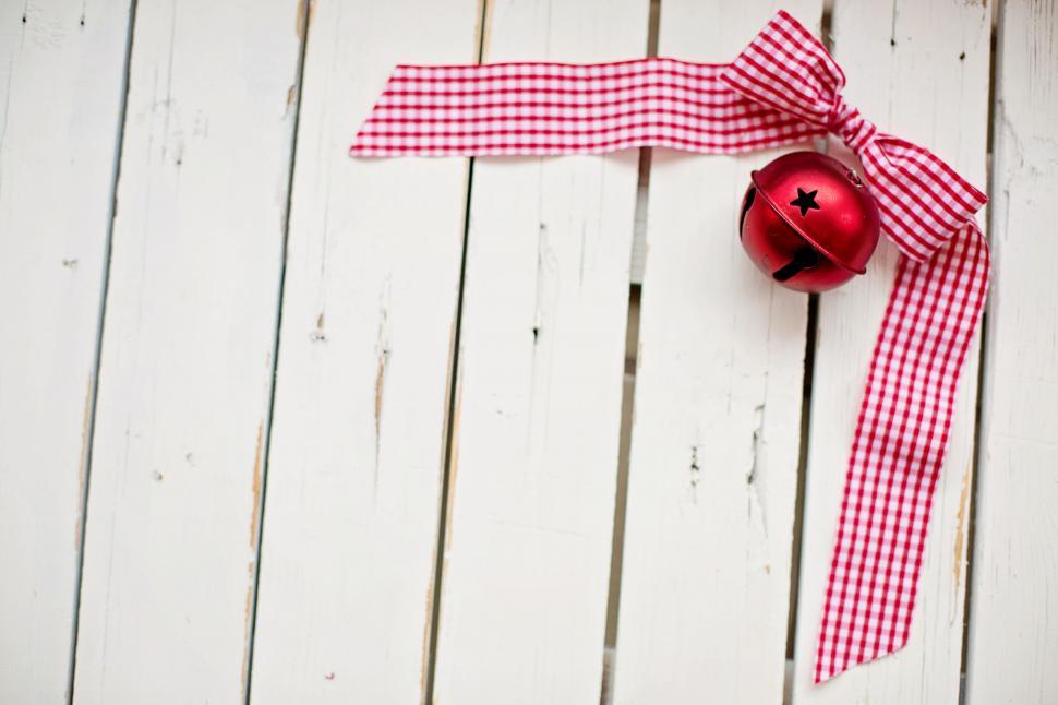 Free Image of Red and white checkered bow 