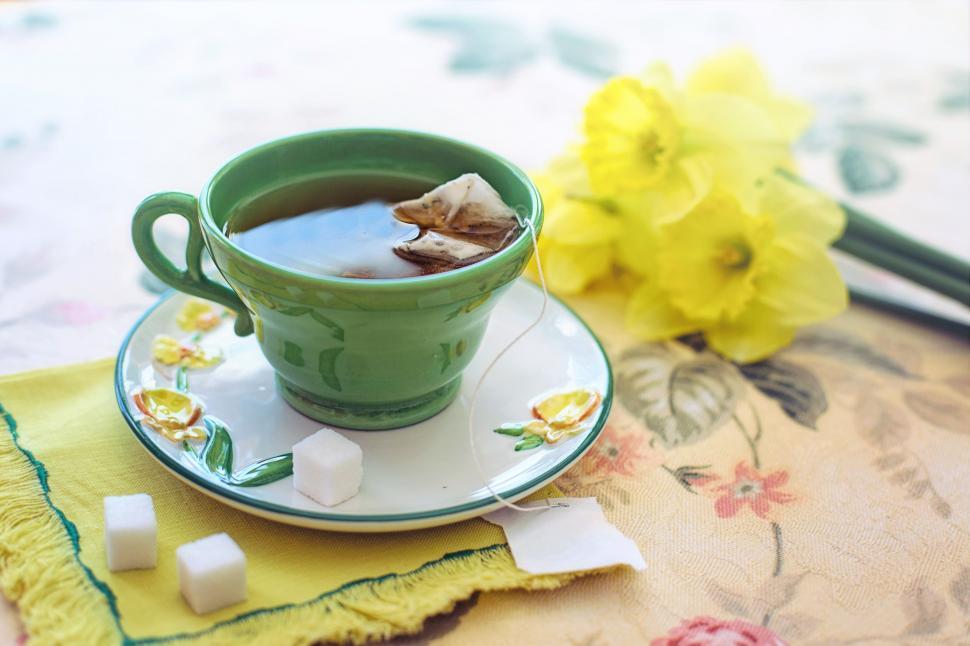 Free Image of Cup of tea and flowers and sugar cubes 