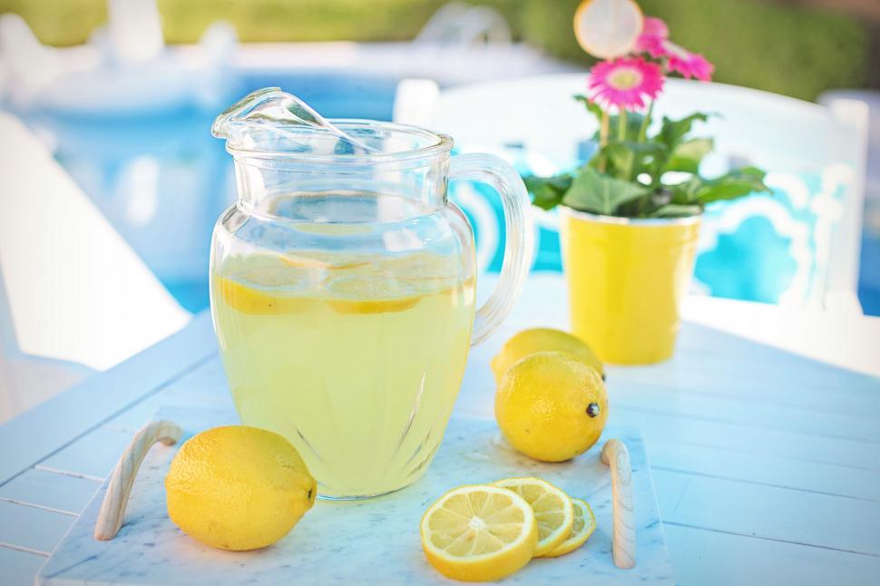 Free Image of Lemons and Lemonade with Flowers in vase 