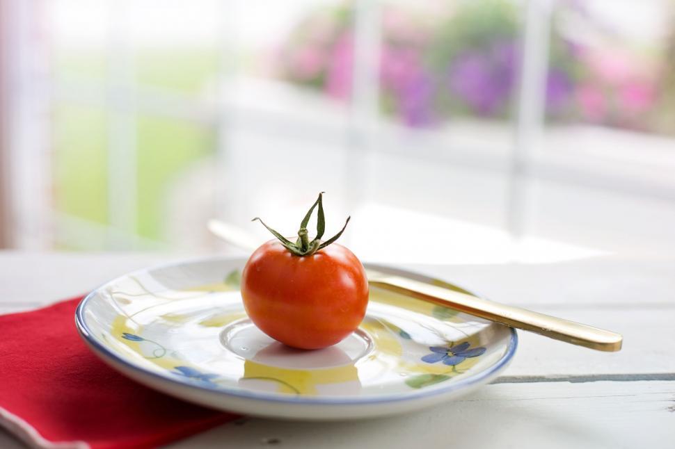 Free Image of Single Tomato  
