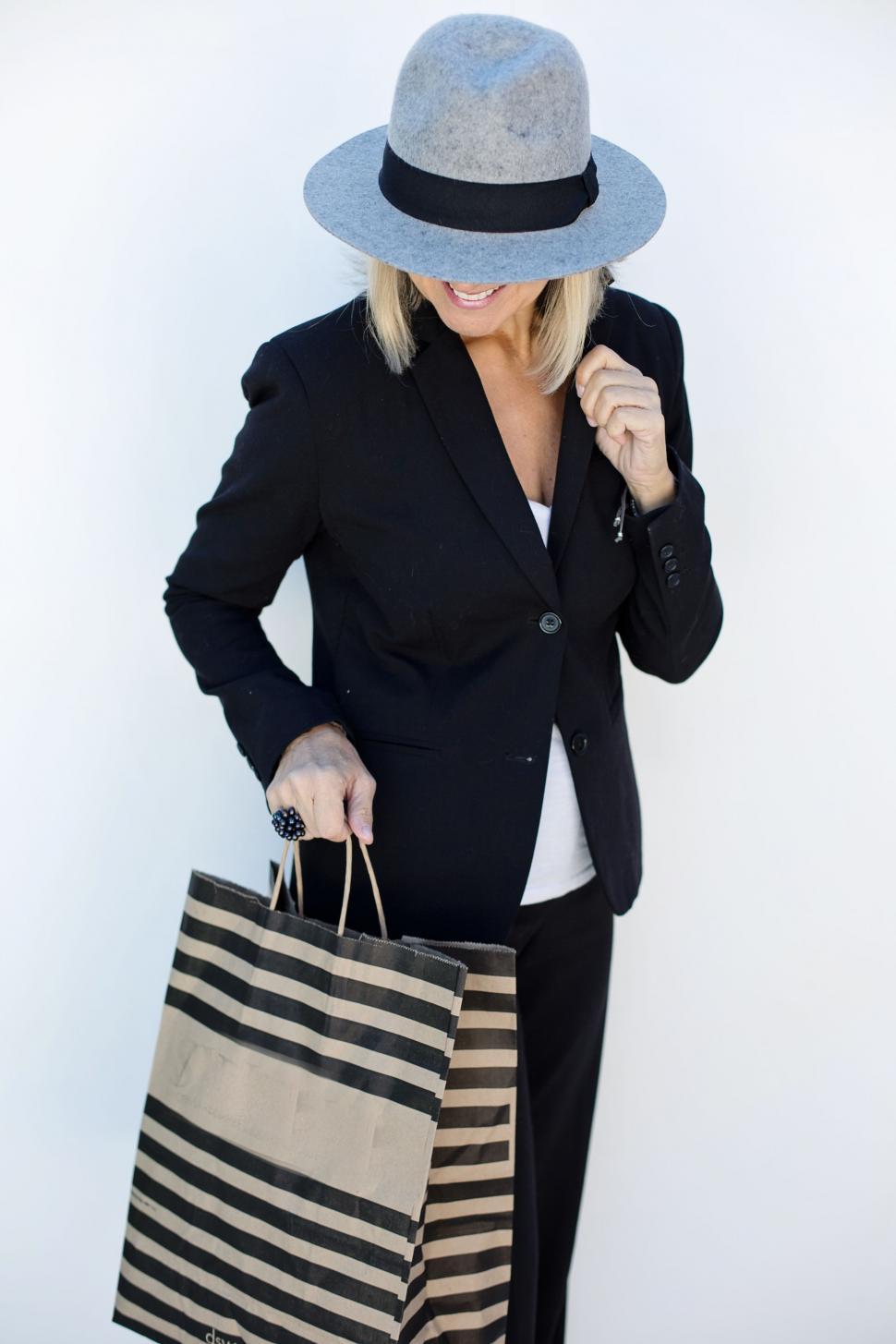 Free Image of Stylish Woman with shopping bag - looking down 