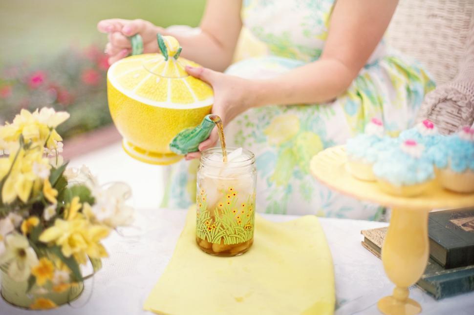 Free Image of Woman hands and Iced Tea with flowers 