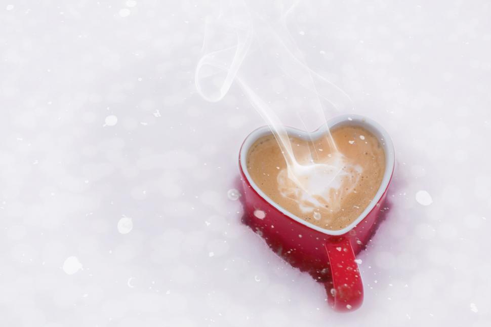 Free Image of Red Heart mug in snow  