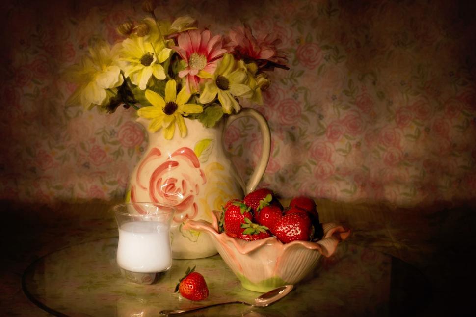 Free Image of Flowers and Strawberries 