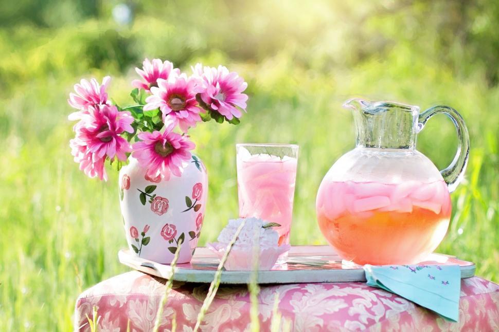 Free Image of Pink lemonade and flowers  