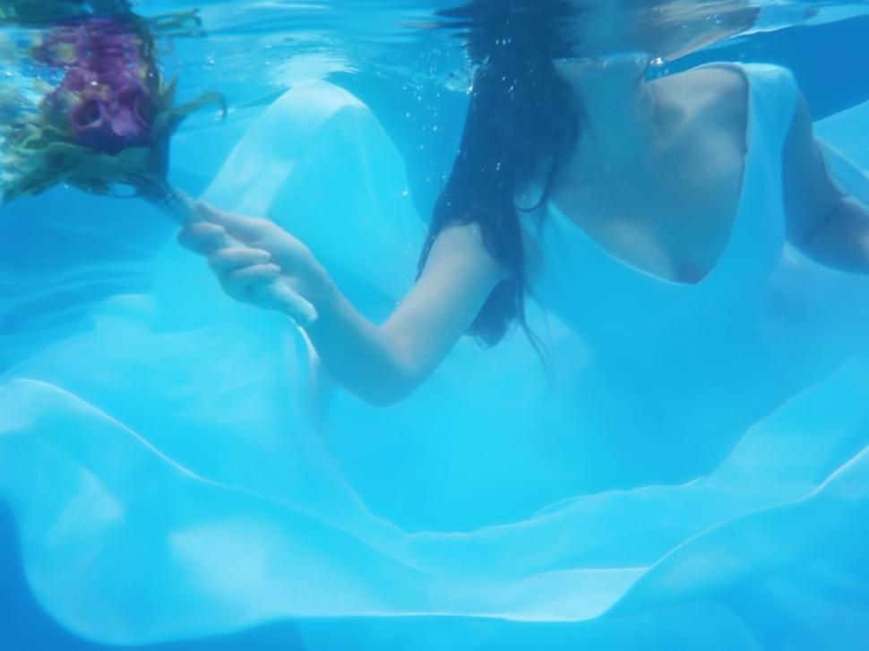 Free Image of Underwater bride in white gown 