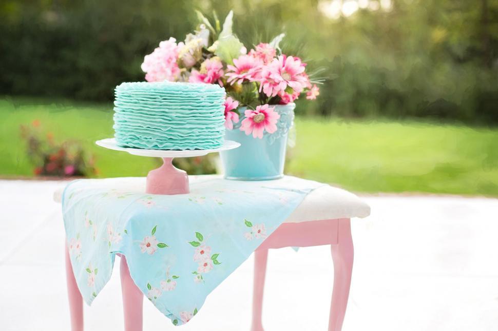 Free Image of Birthday cake and flowers 