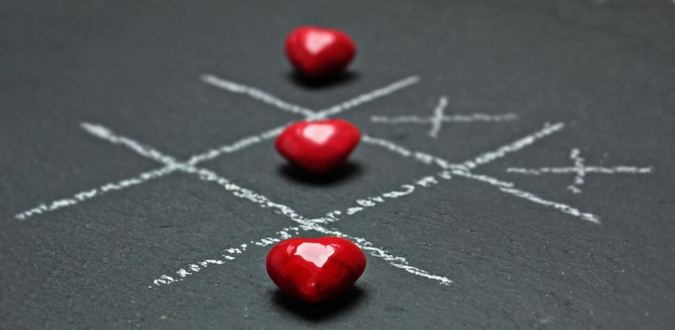 Free Image of Tic Tac Toe with red hearts 