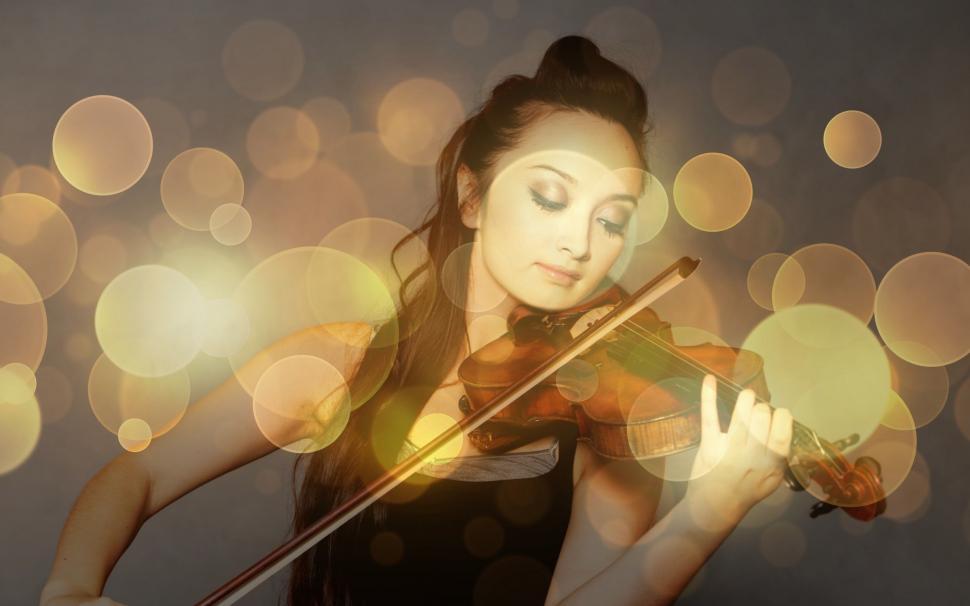 Free Image of Woman with violin and bokeh lights 
