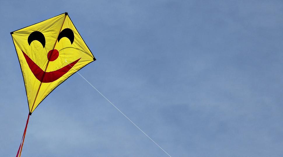 Free Image of Kite in the sky with tail 