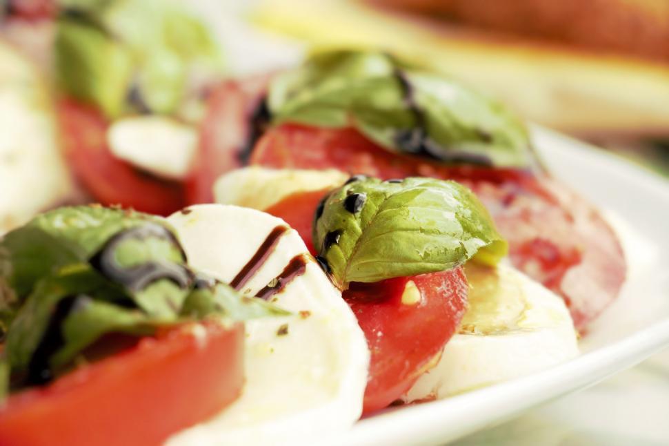 Free Image of Tomato and mozzarella salad on plate 