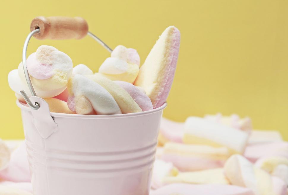 Free Image of Marshmallows in bucket 